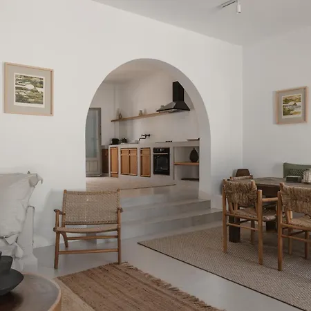 Siora Of Paros - Ammiralis & Castelis Naousa (Paros)