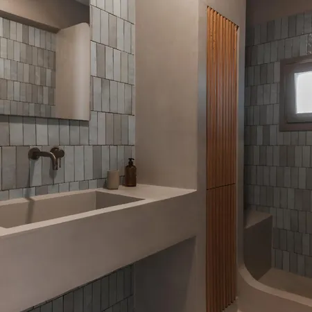 Siora Of Paros - Ammiralis & Castelis Naousa