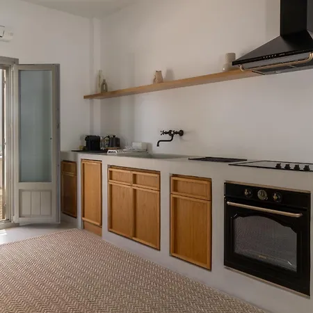 Siora Of Paros - Ammiralis & Castelis Naousa (Paros)