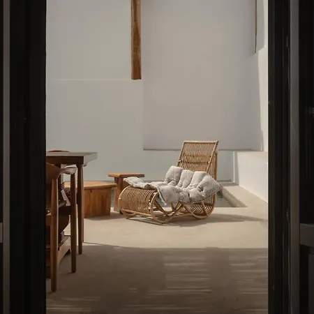 Siora Of Paros - Ammiralis & Castelis Naousa (Paros)