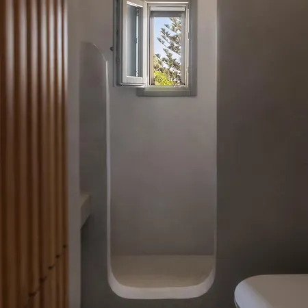 Siora Of Paros - Ammiralis & Castelis Naousa (Paros)