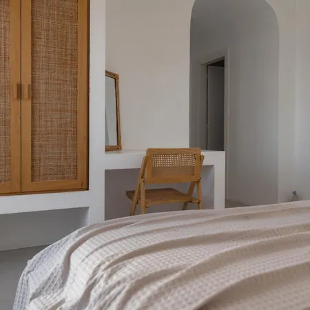 Siora Of Paros - Ammiralis & Castelis * Naousa (Paros)