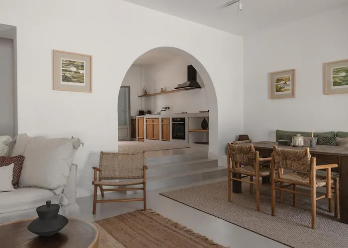 Siora Of Paros - Ammiralis & Castelis Naousa (Paros)