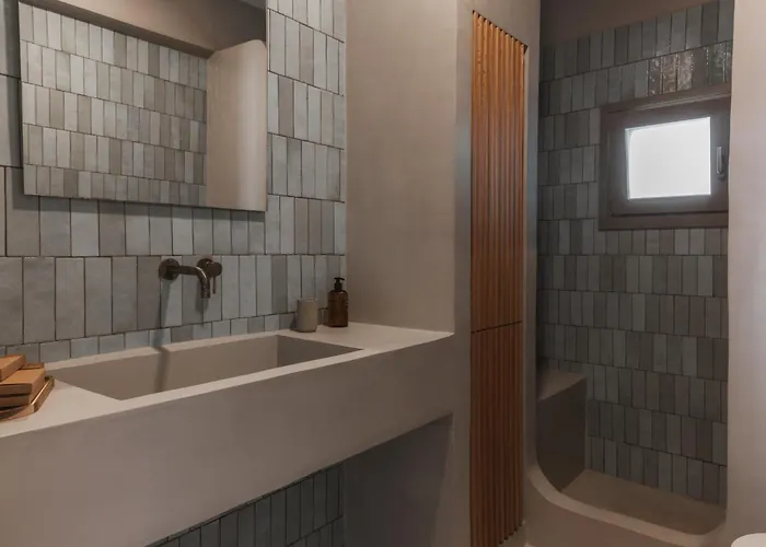 Siora Of Paros - Ammiralis & Castelis Naousa (Paros)