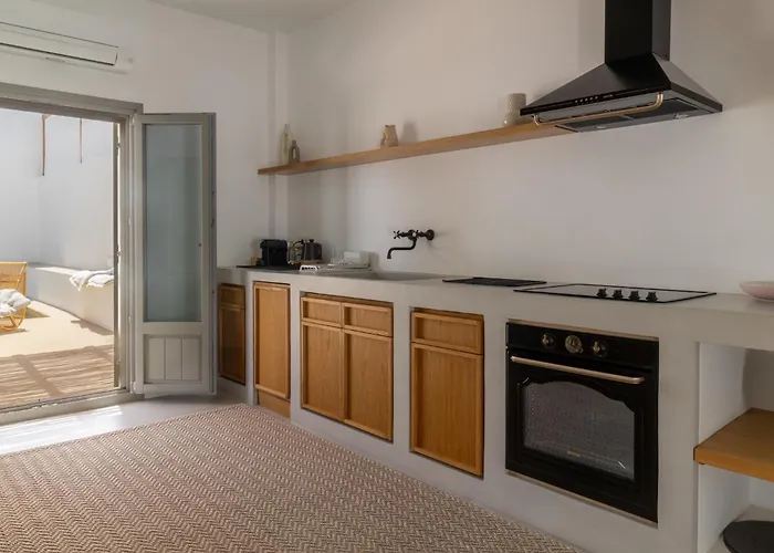 Siora Of Paros - Ammiralis & Castelis 纳乌萨