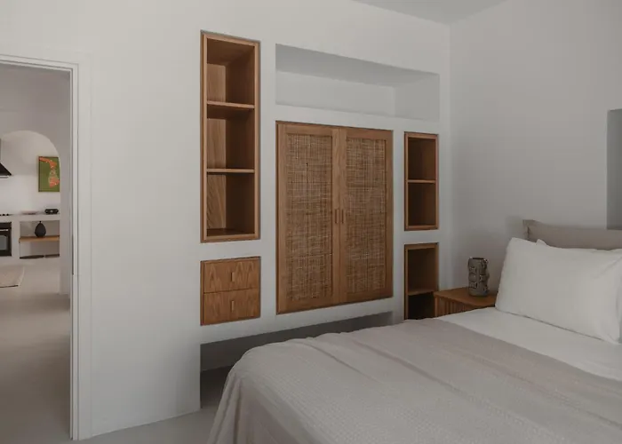 Siora Of Paros - Ammiralis & Castelis * Naousa (Paros)