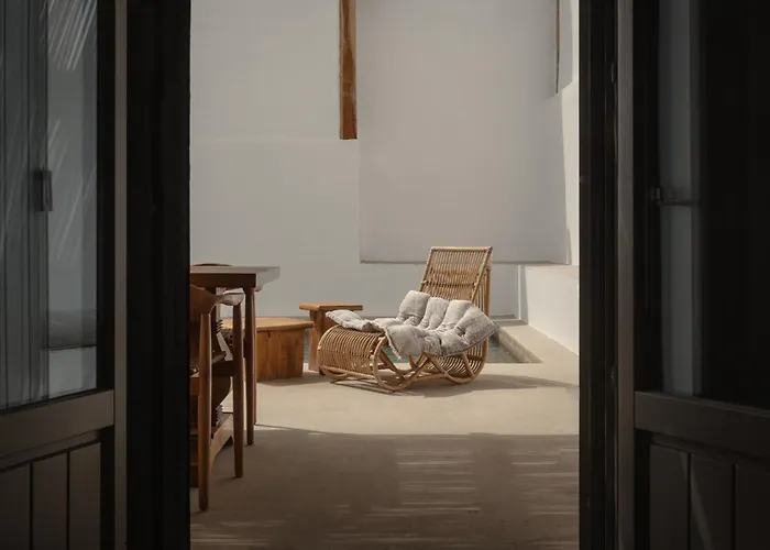 Siora Of Paros - Ammiralis & Castelis Naousa (Paros)