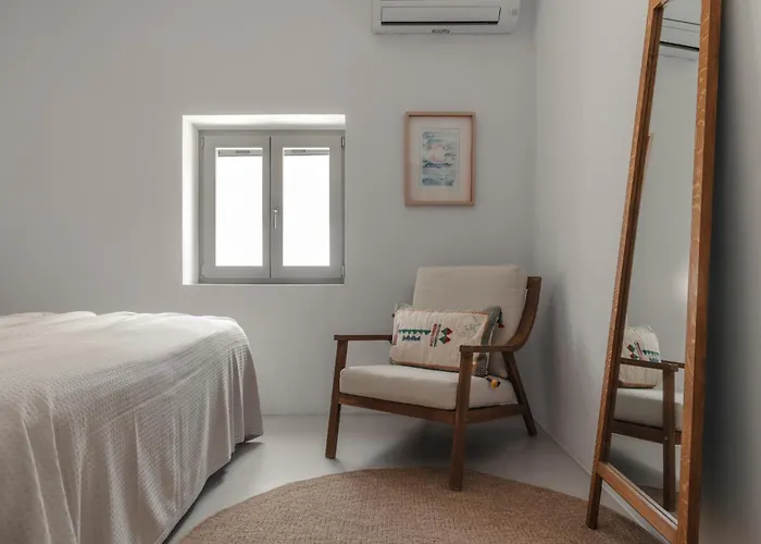 Siora Of Paros - Ammiralis & Castelis * Naousa (Paros)