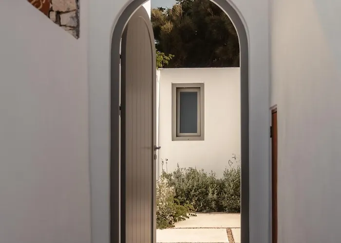 Siora Of Paros - Ammiralis & Castelis * Naousa (Paros)