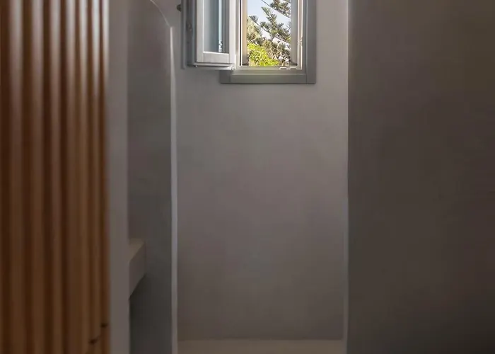 Siora Of Paros - Ammiralis & Castelis Naousa (Paros)