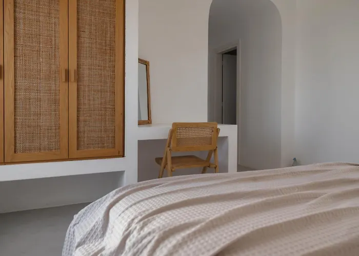 Siora Of Paros - Ammiralis & Castelis * Naousa (Paros)